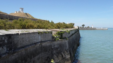 SAINT MARTIN DE RÉ :  LES REMPARTS QUI CEIGNENT LA VILLE